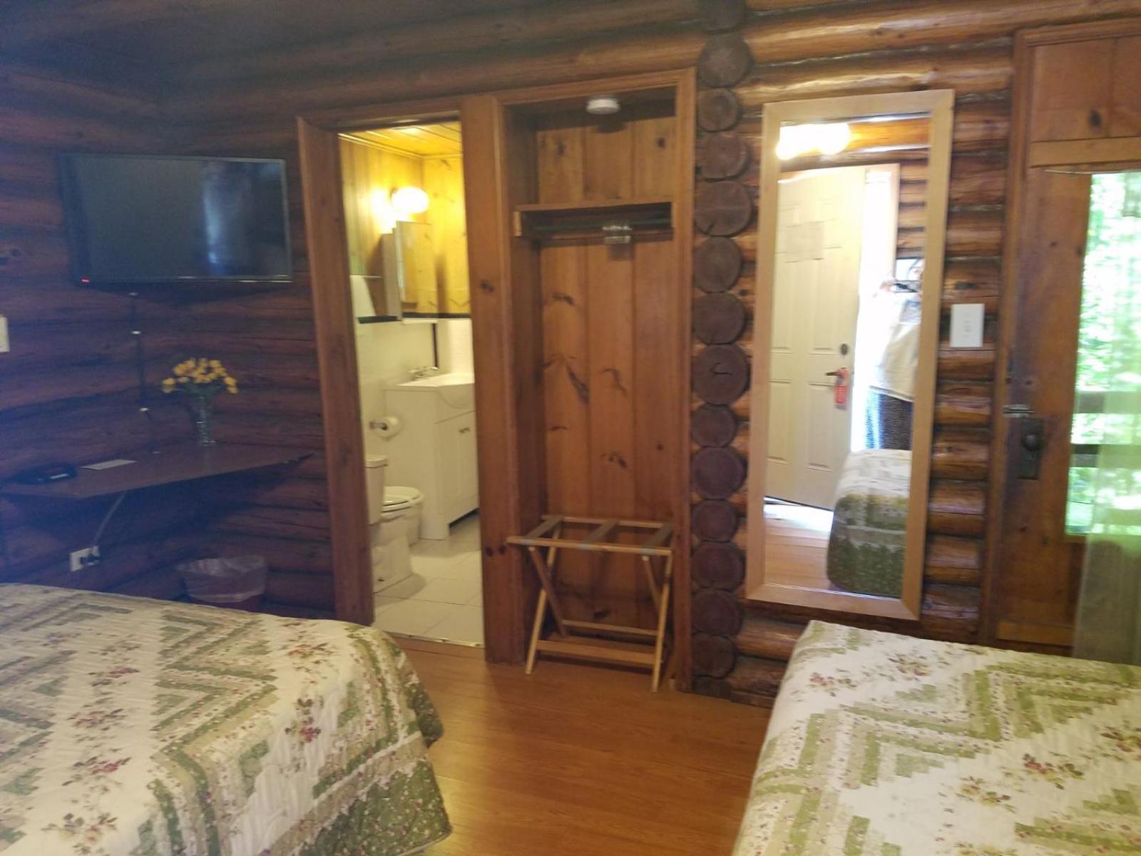 Seven Dwarfs Cabin - On The Brook Cabins Lake George Kültér fotó