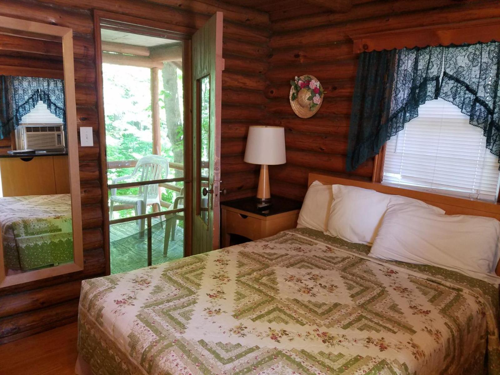 Seven Dwarfs Cabin - On The Brook Cabins Lake George Kültér fotó